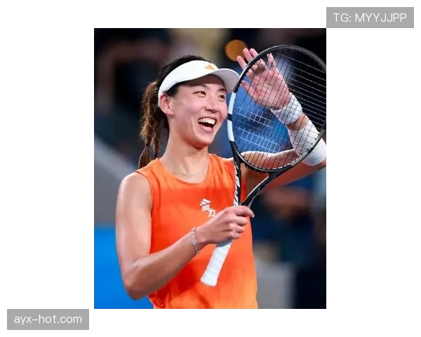 王欣瑜球场上冷面杀手，下场拎着大牌包笑成偶像剧女主