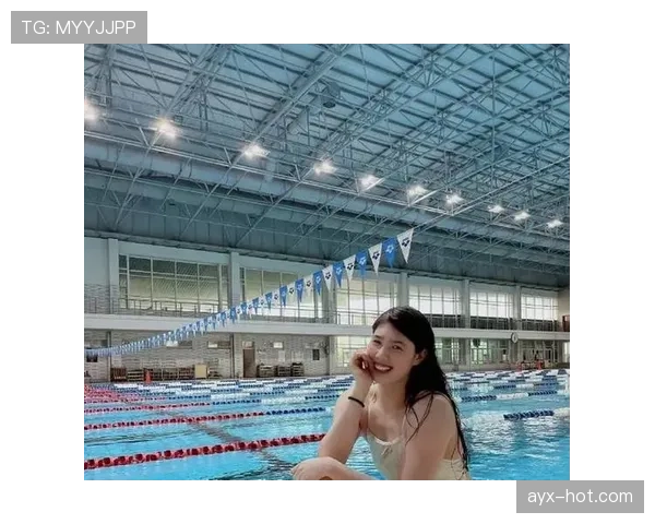 张雨霏又发照，泳衣还着身上妆和包像要走红毯，普通人的午饭瞬间没存在感