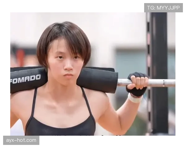 陈芋汐训练完随手啃鸡腿的样子，真不像拿奥运金牌的人